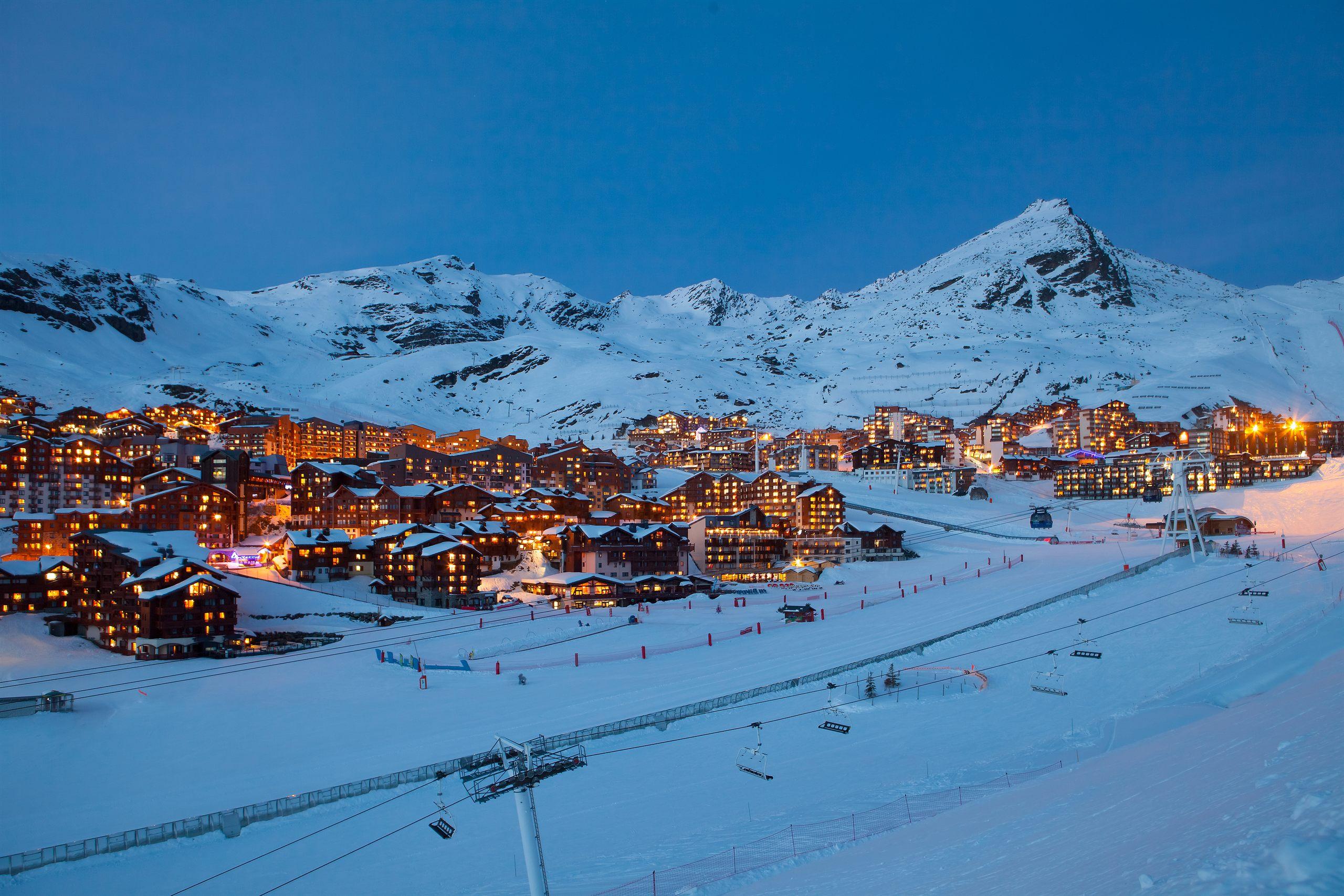 La station de Val Thorens illuminée à l'heure bleue, desservie par les transferts B Driver dans la Vallée des Belleville